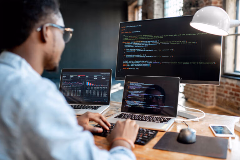 Un développeur web de l’agence WEBECO à Draguignan programme un site sur mesure, en travaillant sur le code et les performances pour une solution WordPress optimisée.